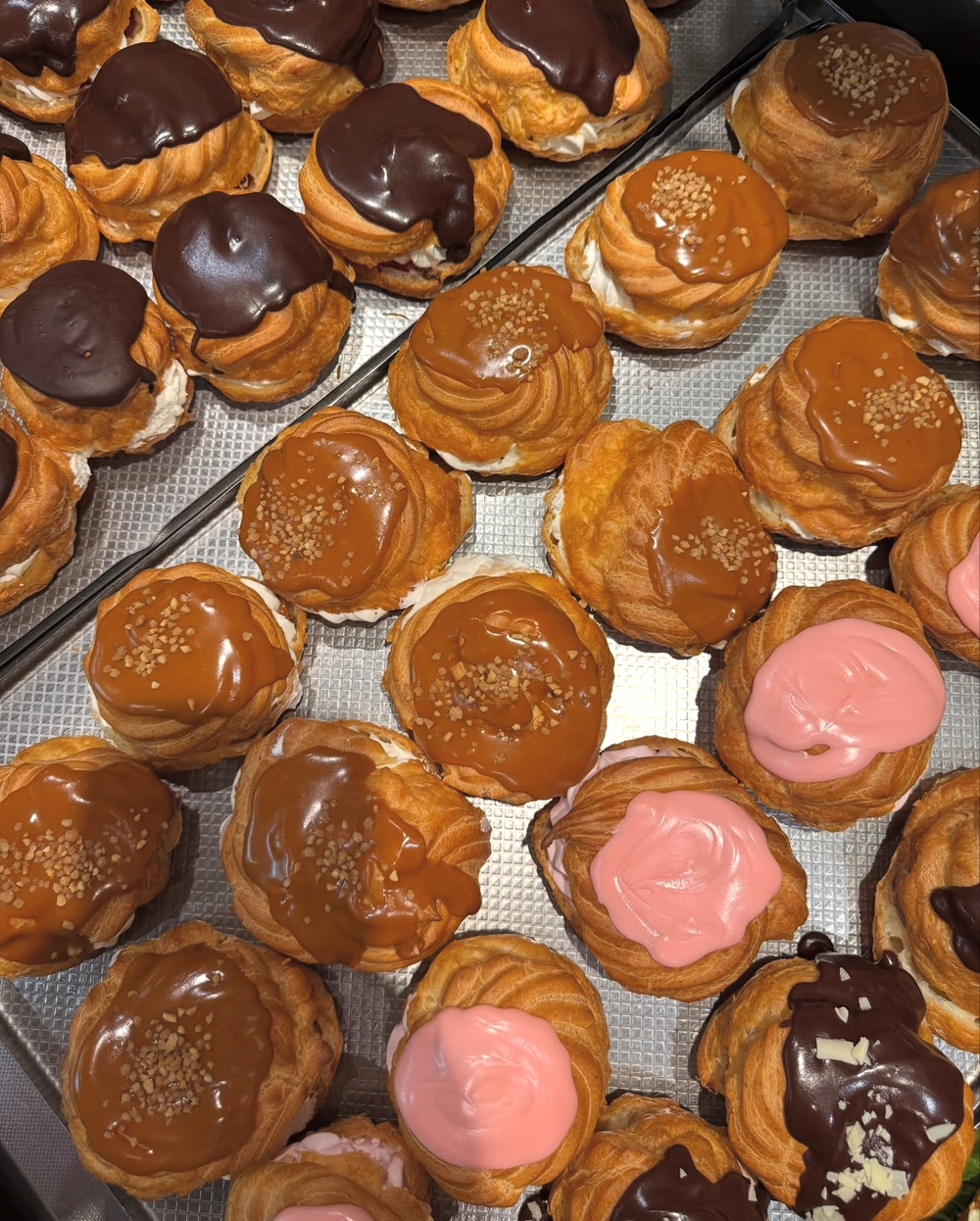 15 vatnsdeigsbollur með rjóma,hindberjasultu og súkkulaði á lokið